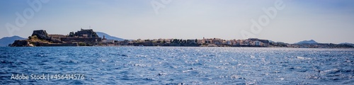 Panorama de la vieille ville de Corfou vu depuis la mer