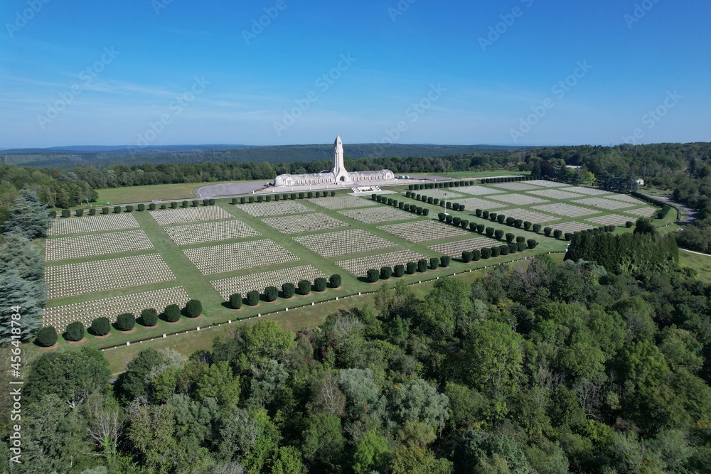 Verdun, France: Vue aérienne du superbe Monument de l'Ossuaire Cimetière de Soldat Français - Région  Lorraine, Septembre 2021.