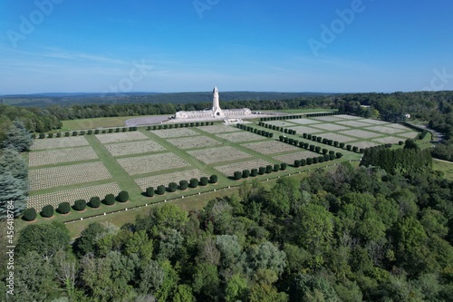 Verdun, France: Vue aérienne du superbe Monument de l'Ossuaire Cimetière de Soldat Français - Région  Lorraine, Septembre 2021.