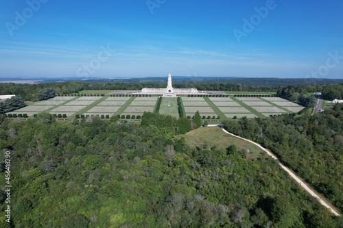 Tableau sur toile Verdun, France: Vue aérienne du superbe Monument de l'Ossuaire Cimetière de Soldat Français - Région  Lorraine, Septembre 2021