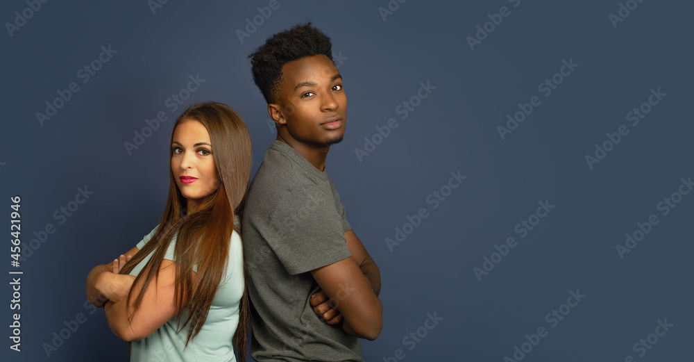 Obraz premium man and woman working together office workers back to back business studio portrait