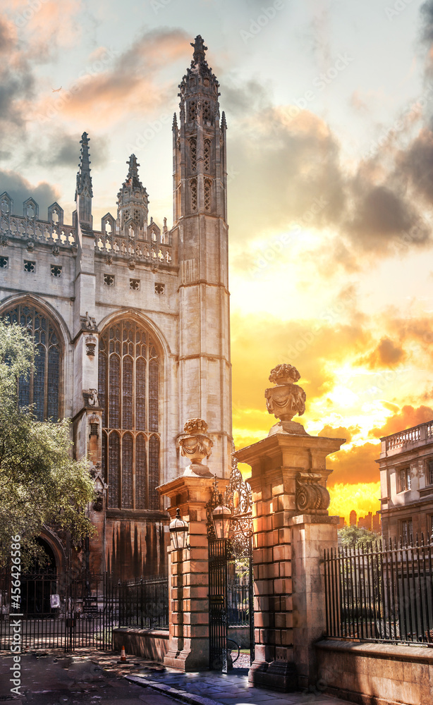 Fototapeta premium Cambridge, beautiful sunset. King's college chapel and river Cam at sunset. Cambridge University buildings