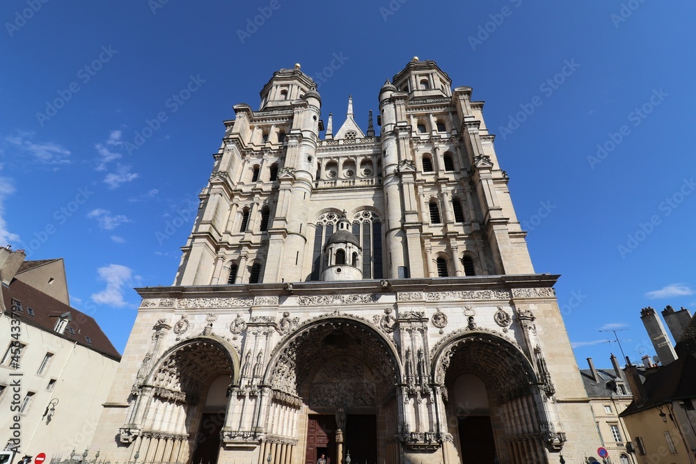 L'eglise catholique Saint Michel, vue de l'exterieur, ville de Dijon, departement de la Cote d'Or, France