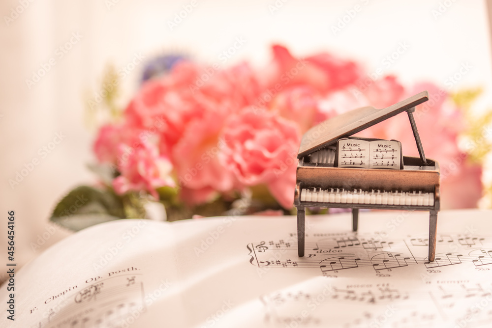 グランドピアノイメージ 花に囲まれて 室内スタジオ撮影 Stock Photo Adobe Stock