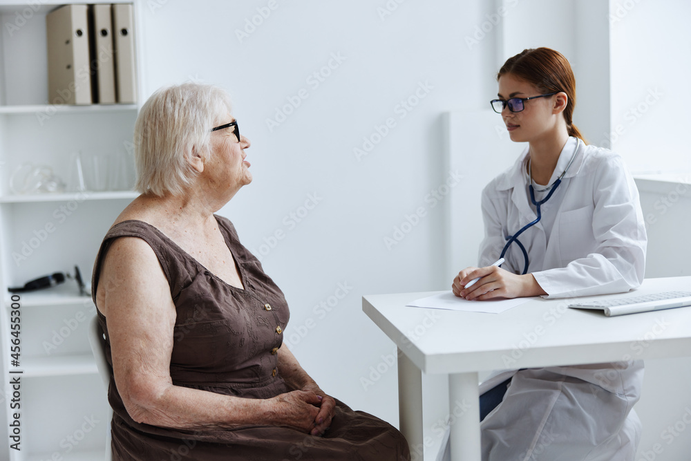 Obraz premium old woman patient consults with a doctor health care