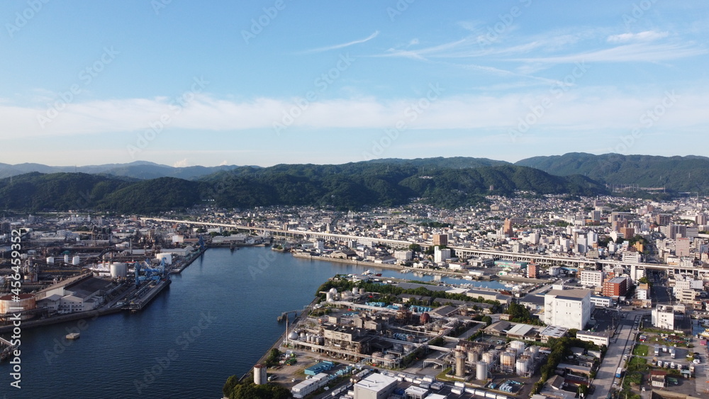 Fototapeta premium SDGs地球環境！日本の自然！山口県周南市の街並みとコンビナート 瀬戸内海の風景