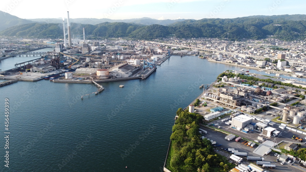 Fototapeta premium SDGs地球環境!日本の自然!山口県周南市の街並みとコンビナート 瀬戸内海の風景
