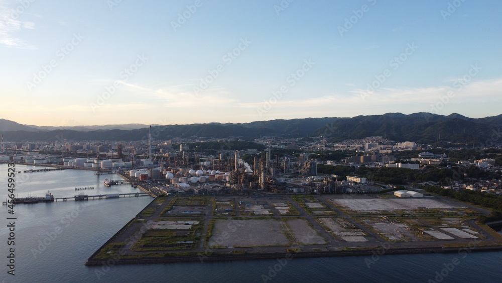 Obraz premium SDGs地球環境!日本の自然!山口県周南市の街並みとコンビナート 瀬戸内海の風景
