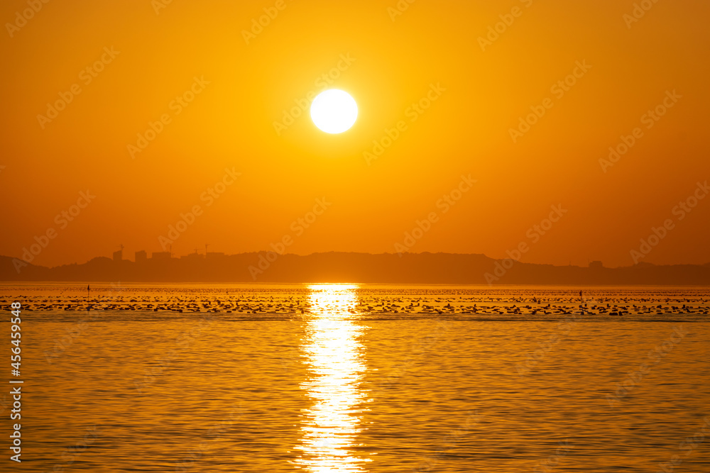 The sea under the setting sun is golden, and the sun is like an egg yolk The sea under the setting sun is golden, and the sun is like an egg yolk