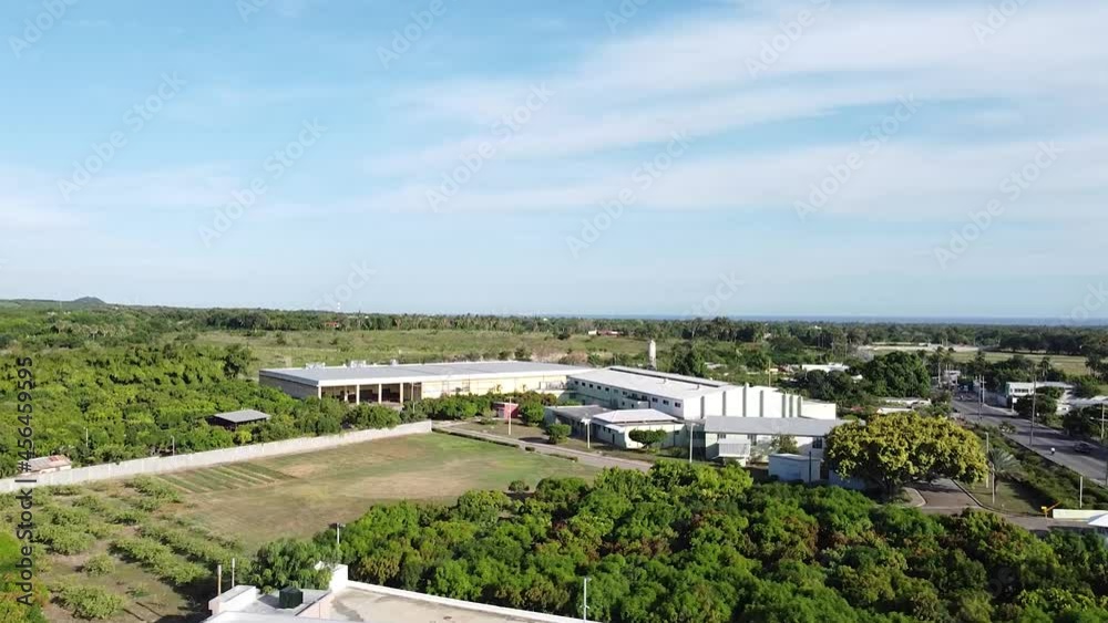 bani, republica dominicana - 12 de septiembre de 2021 - escena de un dron capturando una fabrica industrial en el campo mientras el dron avanza, concepto de empresas industriales fuera de la ciudad bani, republica dominicana - 12 de septiembre de 2021 - escena de un dron capturando una fabrica industrial en el campo mientras el dron avanza, concepto de empresas industriales fuera de la ciudad