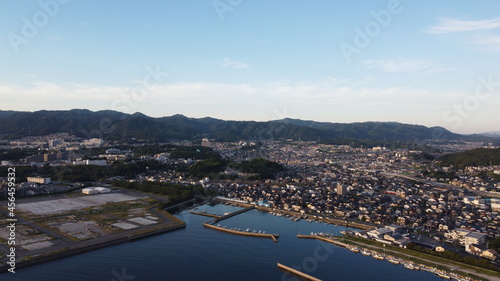 SDGs地球環境！日本の自然！山口県周南市の街並みとコンビナート 瀬戸内海の風景