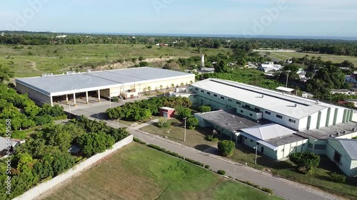 180 plano envolvente dron hacia una fábrica industrial en el campo, concepto de empresas industriales fuera de la ciudad