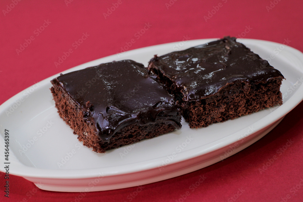brownies de chocolate casero servido en un plato en un fondo de color rojo sin fin. brownies de chocolate casero servido en un plato en un fondo de color rojo sin fin.