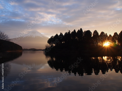 日の出の時刻の富士山