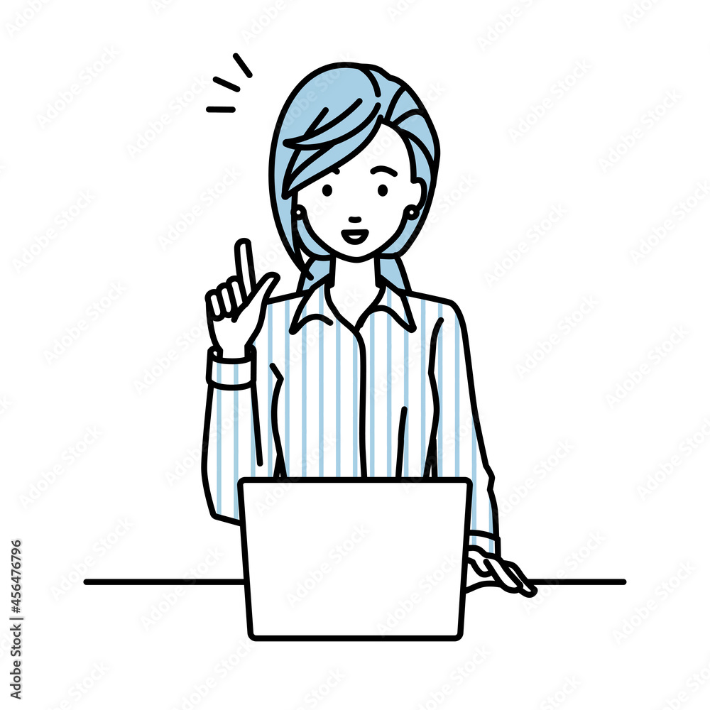 デスクで座ってPCを開いて何かひらめいたブラウスの女性