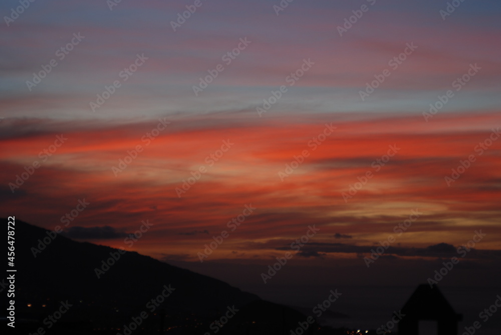 CIELO ROJO EN LA PUESTA DE SOL EN TENERIFE, ISLAS CANARIAS