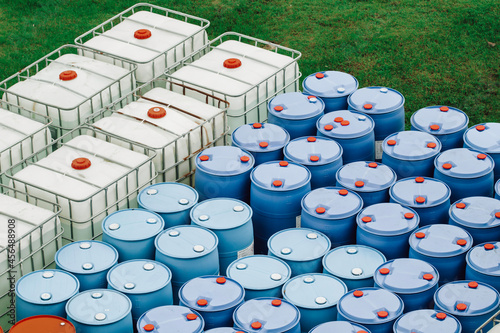 Foto Top view methanol tank white and blue or chemical drums stacked up
