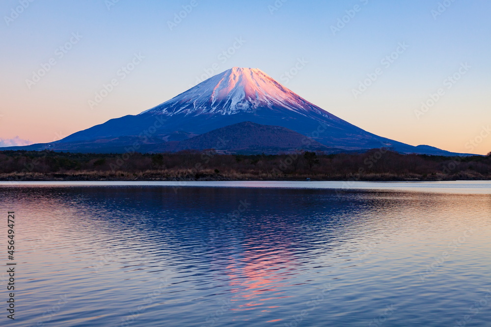 夕暮れ時の富士山　山梨県富士河口湖町の精進湖にて