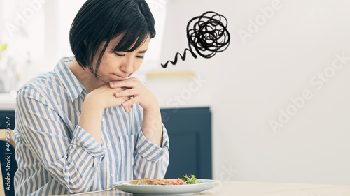Schilderij op canvas 料理を見て困っている女性