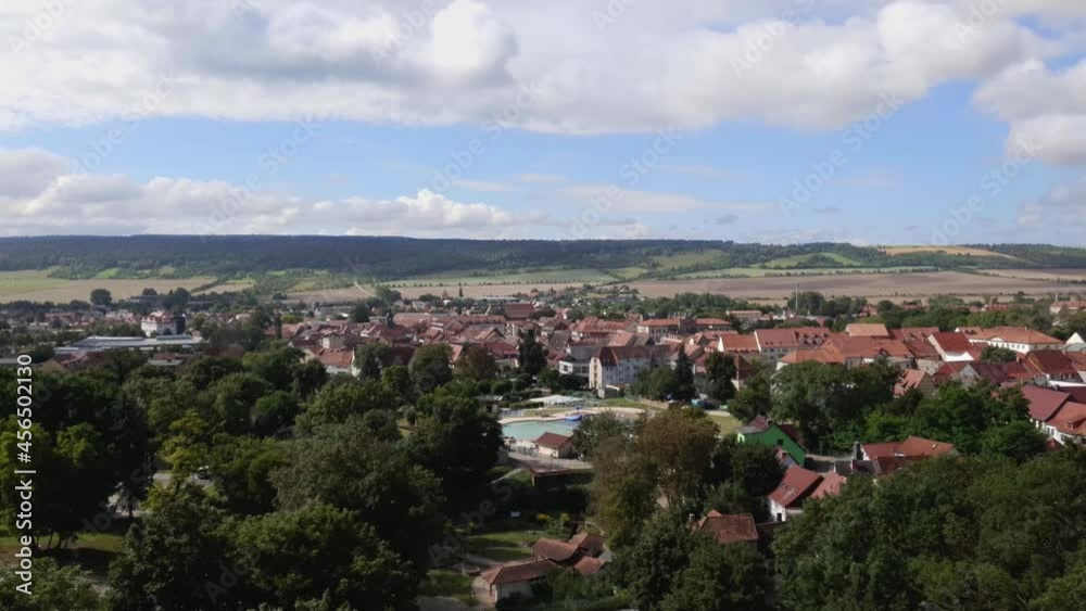 Zeitraffer Aufnahme von Bad Frankenhausen, ein bezaubernder Kurort im Südharz, mit vorbeiziehenden Wolken am blauen Himmel. Zeitraffer Aufnahme von Bad Frankenhausen, ein bezaubernder Kurort im Südharz, mit vorbeiziehenden Wolken am blauen Himmel.