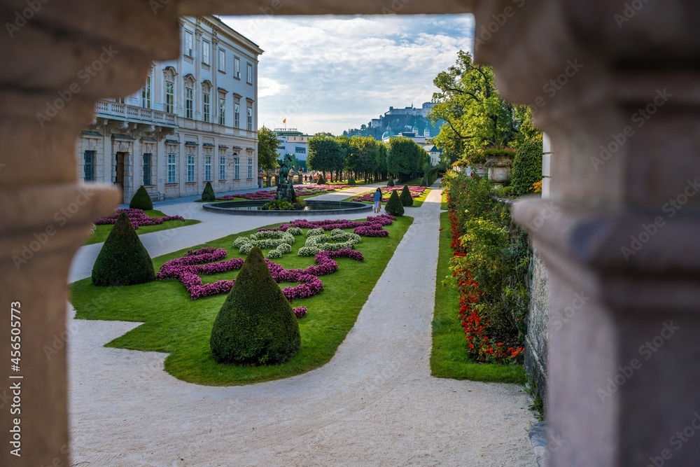 Fototapeta premium Mirabellgarten mit Schloss Mirabell