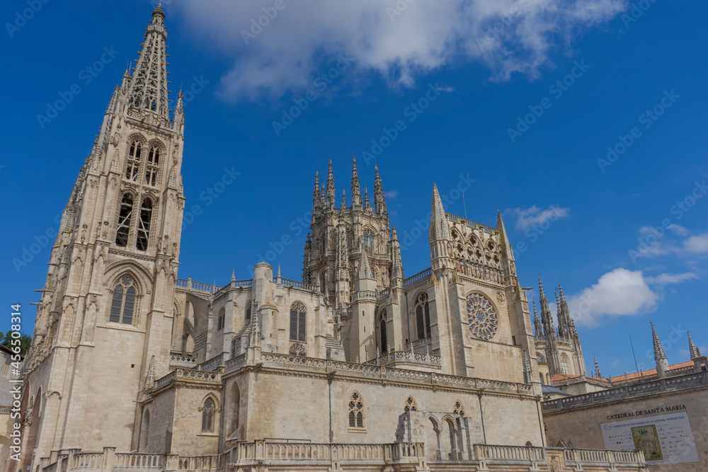 Fototapeta premium vista exterior de la hermosa catedral de Burgos en Castilla León, España