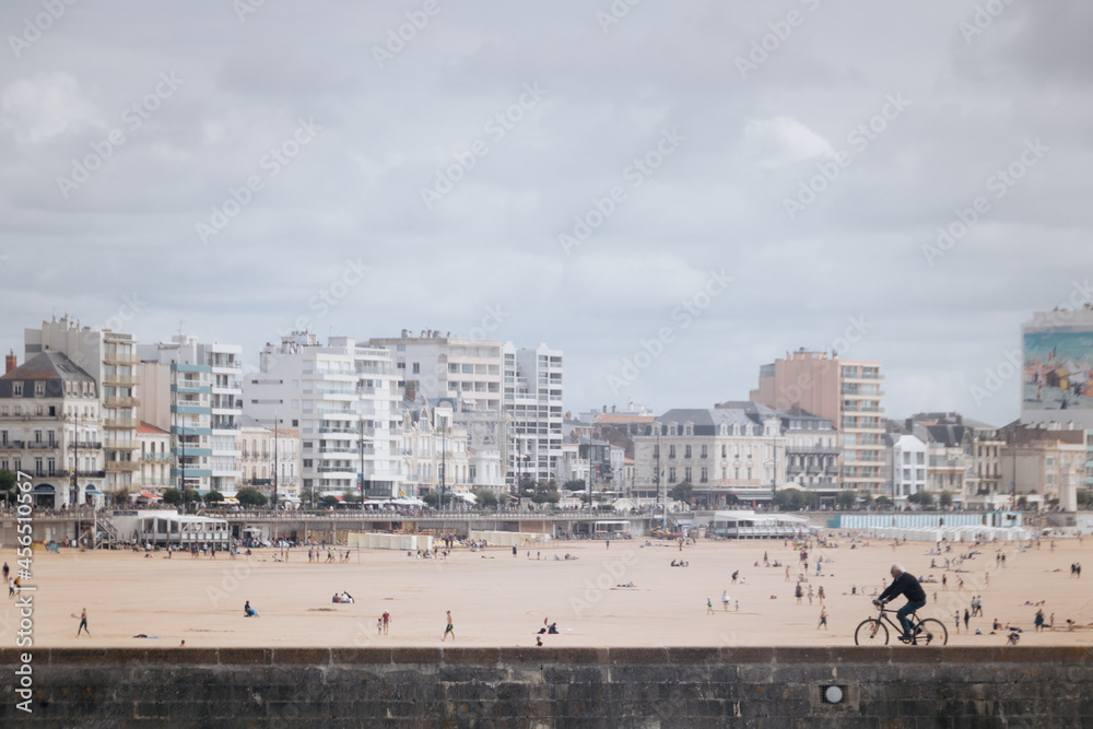 la plage des sables d'olonne en Vendée en été