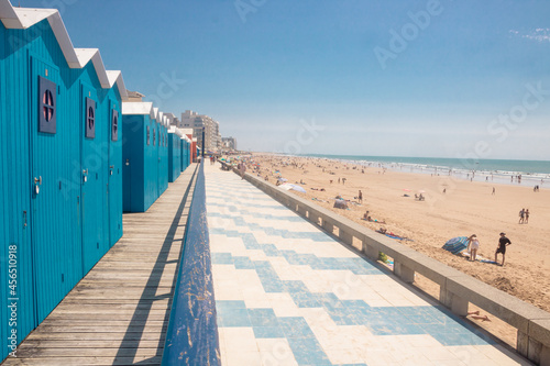 bord de mer avec cabines de plage bleues à Saint-Gilles-Croix-de-Vie en Vendée en été photo