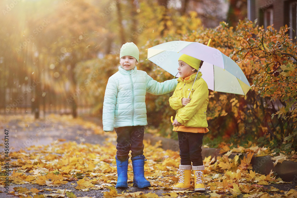 Fototapeta premium Children walk in the autumn park