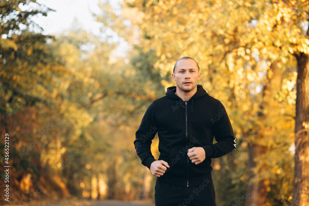 Obraz premium Young sportsman exercising in park