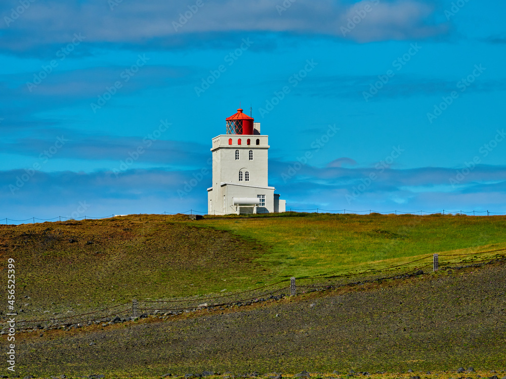 Faro Dyrhólaey Islandia cerca de Vik
