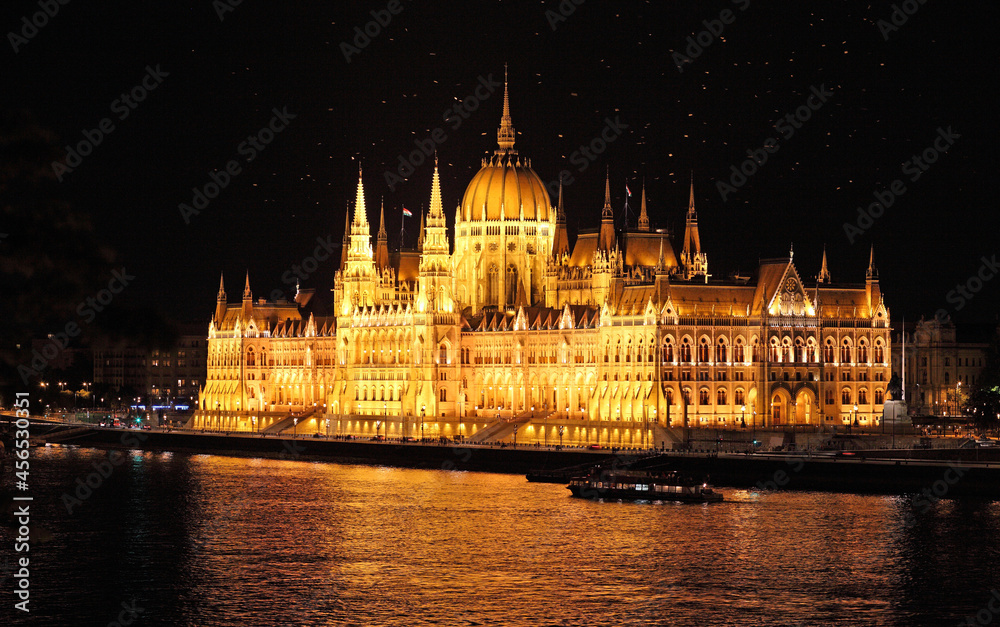 Naklejka premium budapest parliament at night