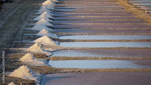 Sur l'Île de Ré, un marais salant est composé de 3 grands ensembles de bassins : le vasais, les métières, et le champ de marais.