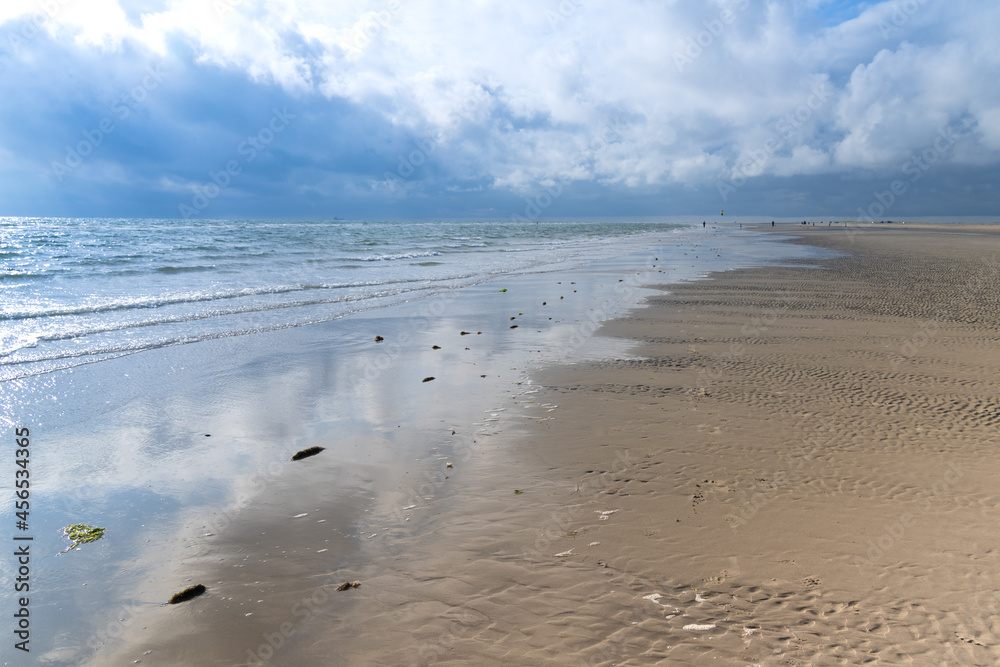 Obraz premium Endless white sand beach on Fanø island, North Sea, Denamrk. The entire windy western coast of the island is a long beach with perfect condition for a variety of sports