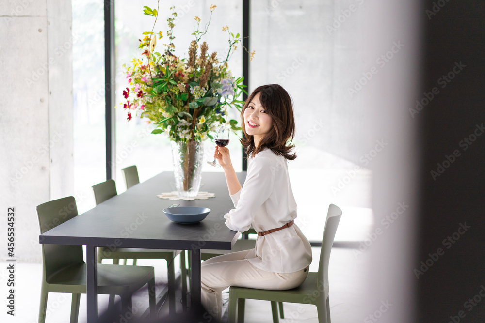 レストランでワインを愉しむ女性