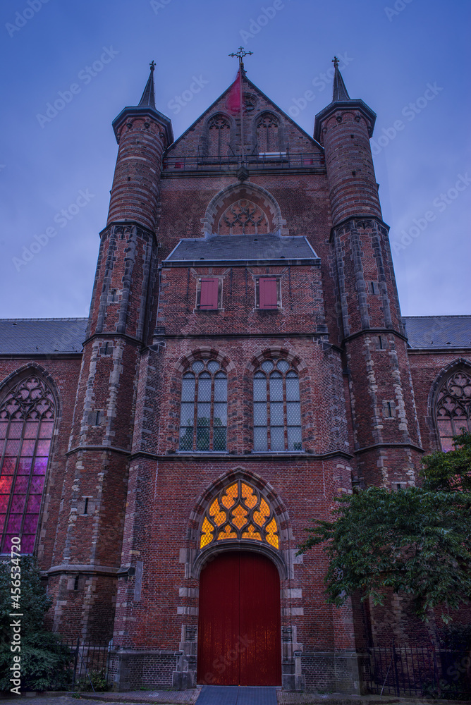 The night image of The Pieterskerk, late-Gothic church in Leiden dedicated to Saint Peter. It is known today as the church of the Pilgrim Fathers, Leiden, Netherlbinson was buried, Leiden, Netherlands