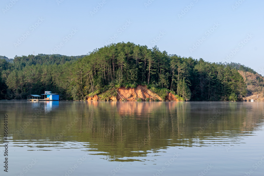Obraz premium The lake reflects the mountains of Danxia landform