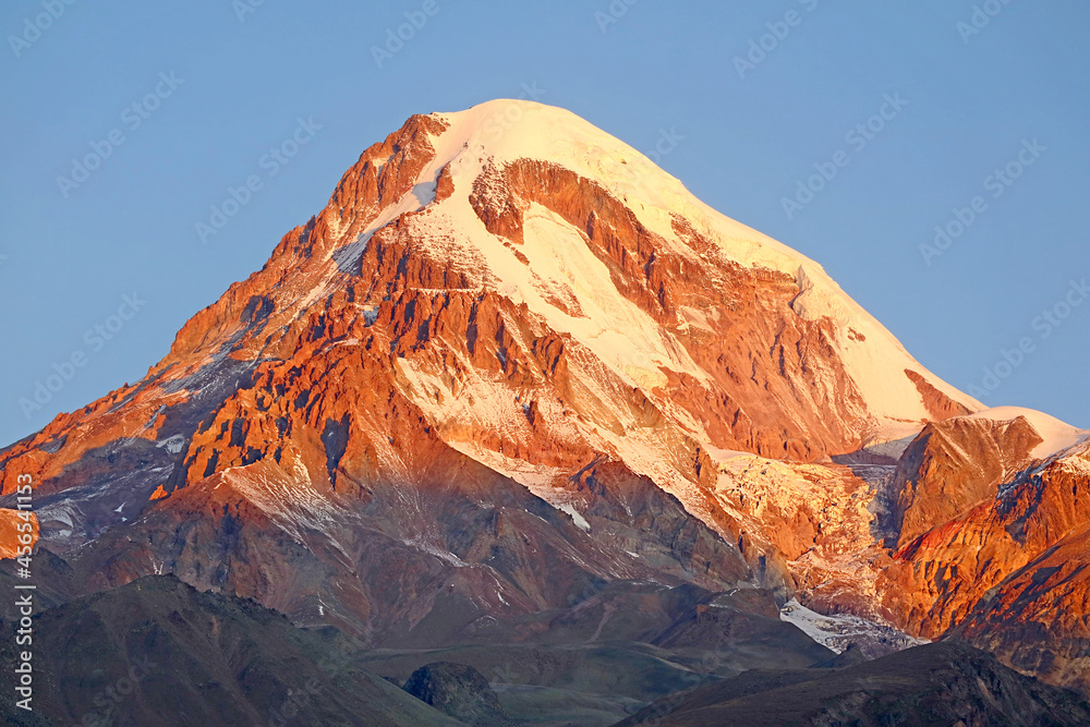Obraz premium Snow Covered Peak of Mount Kazbek as Seen from the Town of Stepantsminda, Georgia