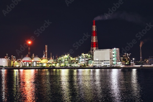三重県四日市の海沿いの工場夜景
