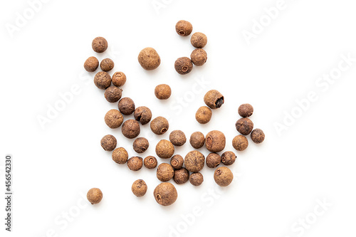 Tela Allspice, grains of allspice or black pepper isolated on white