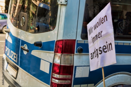 berlin, deutschland - demonstration und polizei  photo