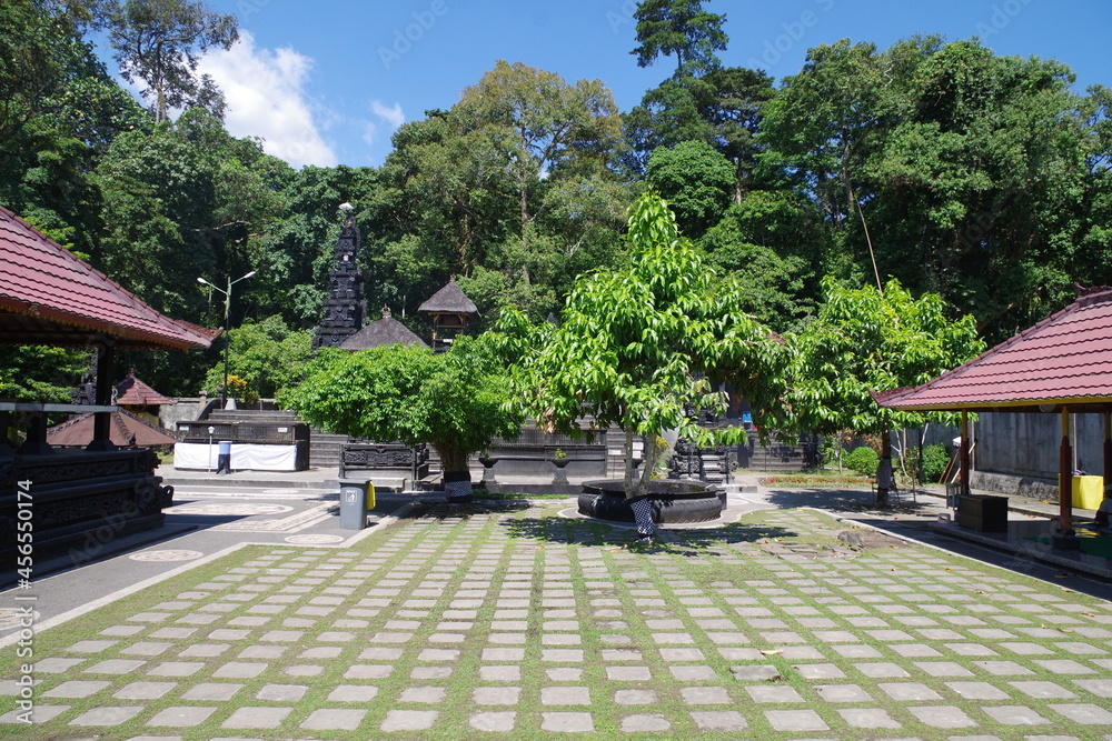 インドネシア　ロンボク島のスラナディ寺院