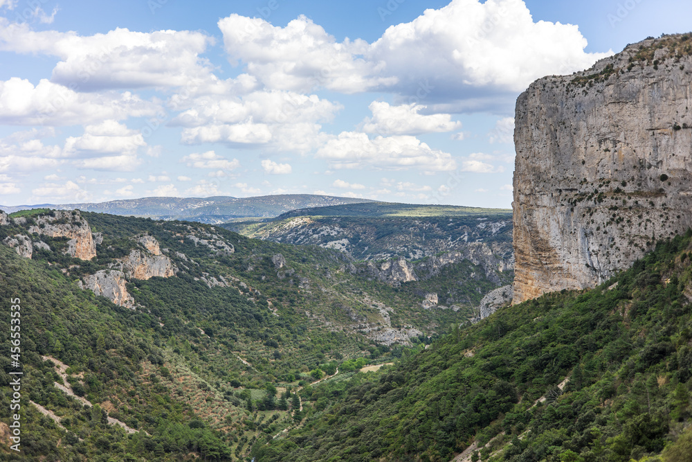 Naklejka premium Paysage autour du sentier de randonnée des Fenestrettes à Saint-Guilhem-le-Désert (Occitanie, France)