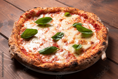 Deliziosa classica pizza margherita italiana con foglie di basilico fresco 