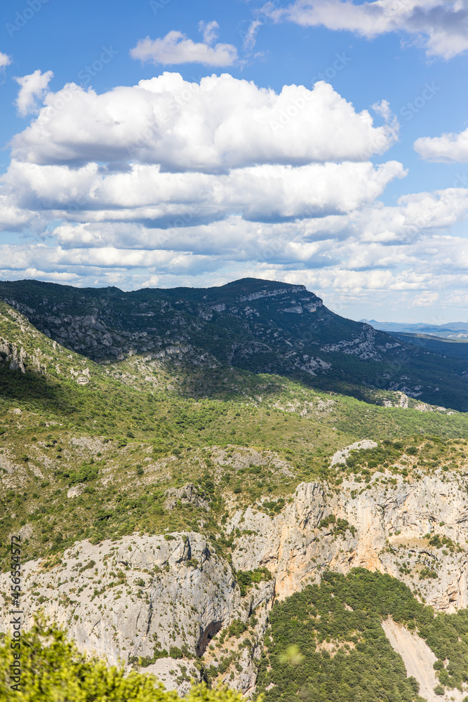 Paysage autour du sentier de randonnée des Fenestrettes à Saint-Guilhem-le-Désert (Occitanie, France)