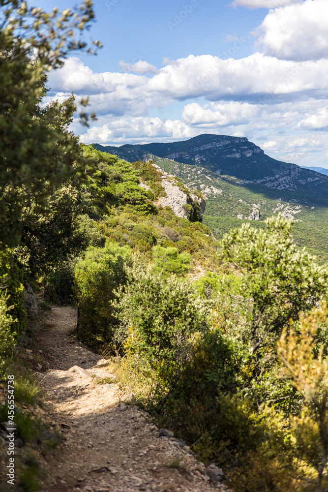 Fototapeta premium Paysage autour du sentier de randonnée des Fenestrettes à Saint-Guilhem-le-Désert (Occitanie, France)