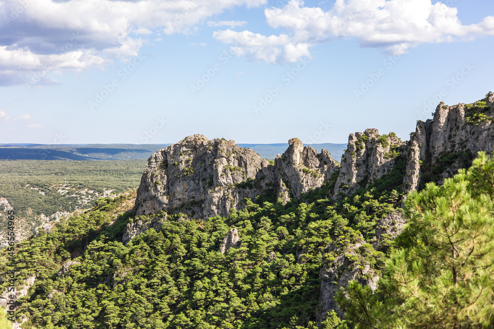 Paysage autour du sentier de randonnée des Fenestrettes à Saint-Guilhem-le-Désert (Occitanie, France) Paysage autour du sentier de randonnée des Fenestrettes à Saint-Guilhem-le-Désert (Occitanie, France)