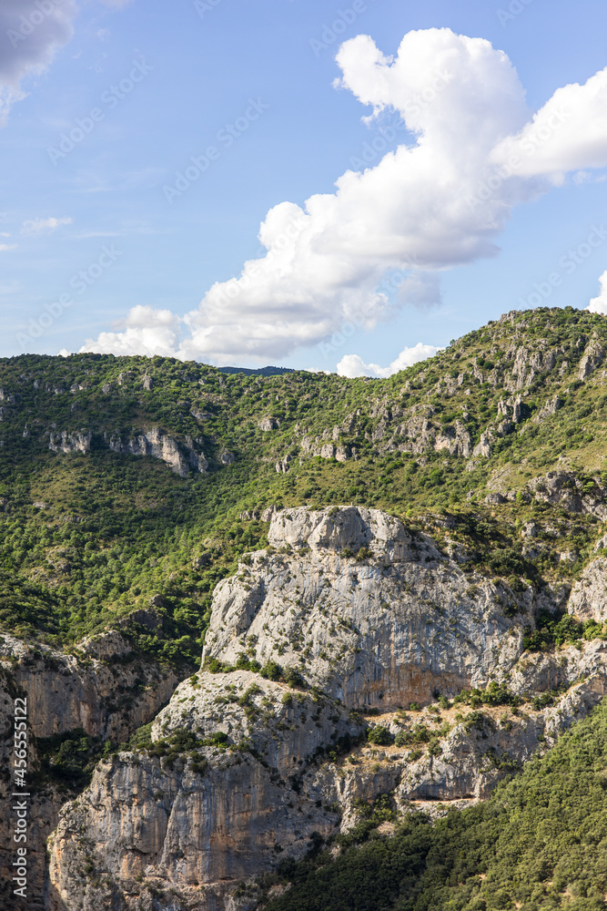 Paysage autour du sentier de randonnée des Fenestrettes à Saint-Guilhem-le-Désert (Occitanie, France)