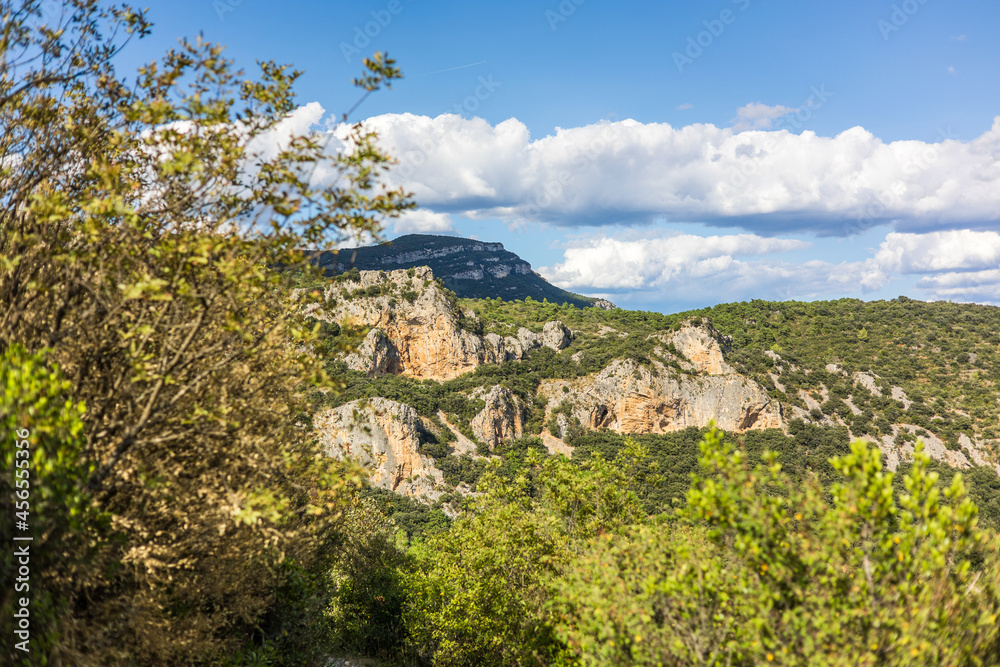 Paysage autour du sentier de randonnée des Fenestrettes à Saint-Guilhem-le-Désert (Occitanie, France)