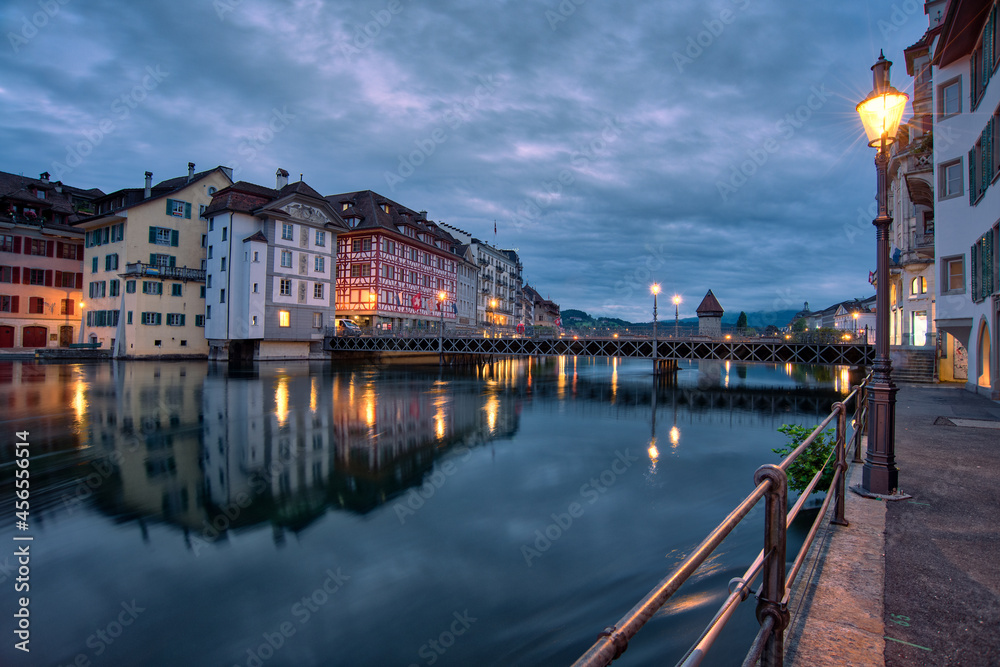 panoramique sur rivière Reuss traversant la ville de Lucerne en Suisse au levé du jour
